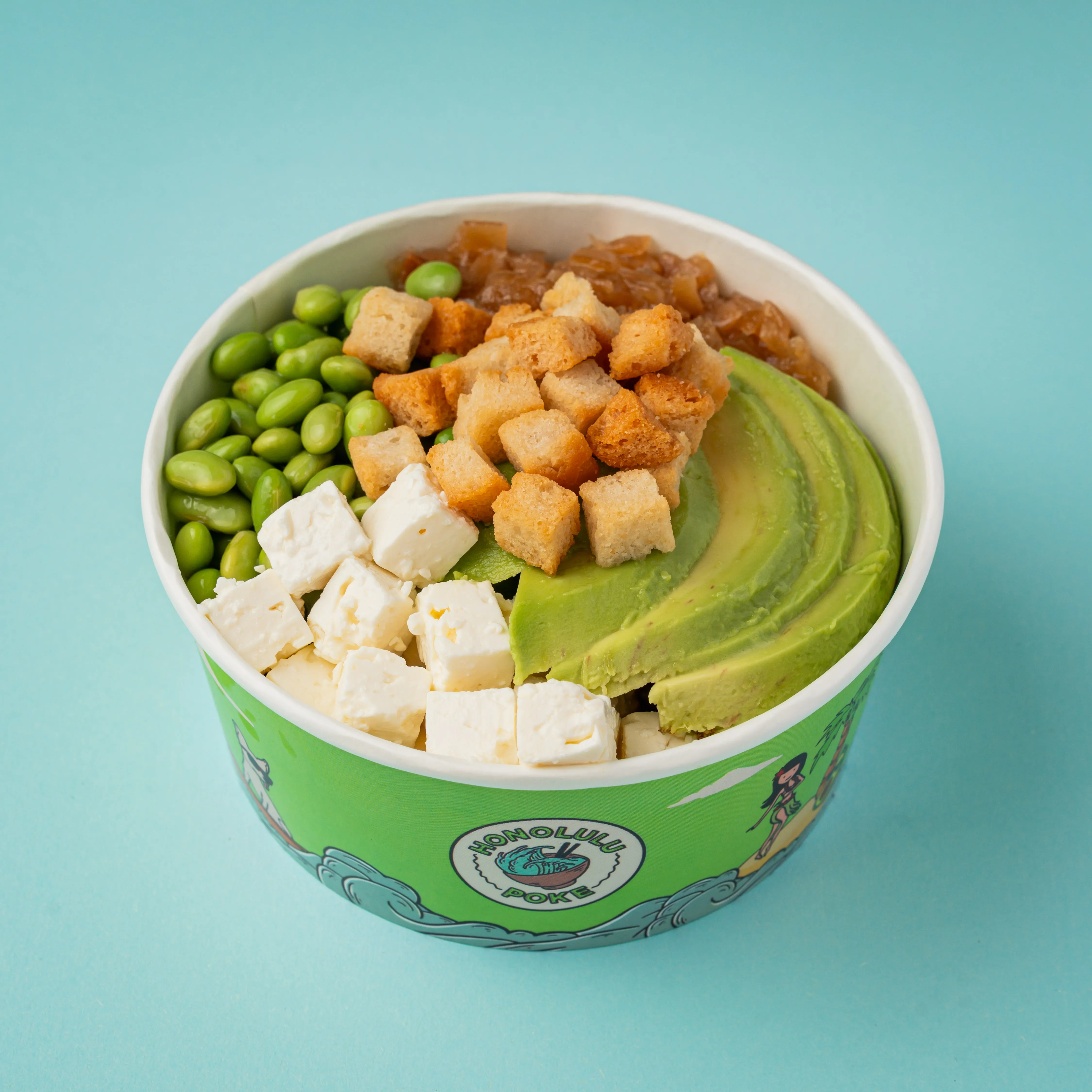 Honolulu Supreme — Arroz sushi, atún rojo, mayo trufada, soja dulce, cebolla caramelizada, edamame, queso feta, aguacate y picatostes.
