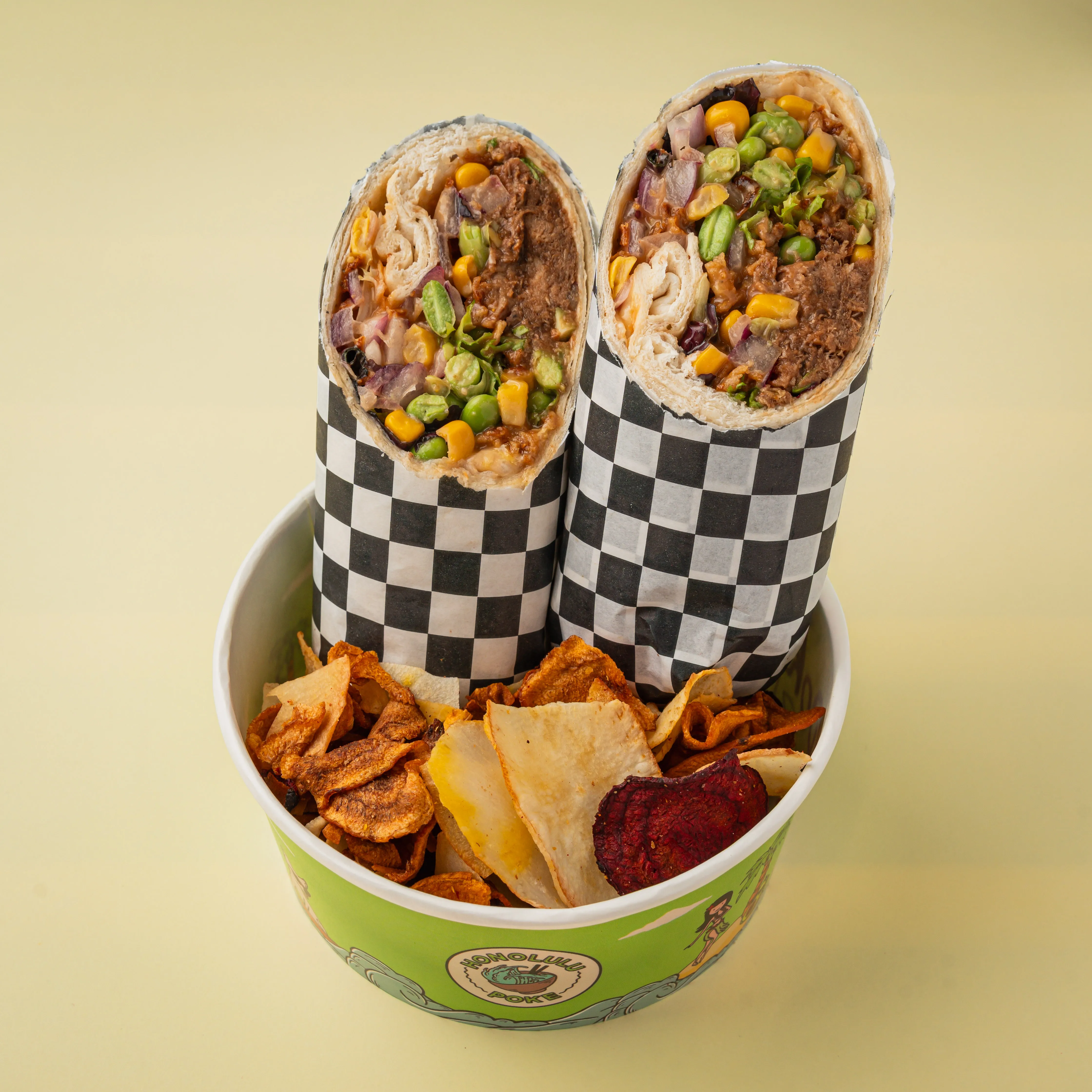 Pork Galactic Wrap — Tortilla de trigo, mézclum de lechugas, pulled pork, maíz, edamame, cebolla morada, cebolla crunchy, soja dulce y salsa bacon.